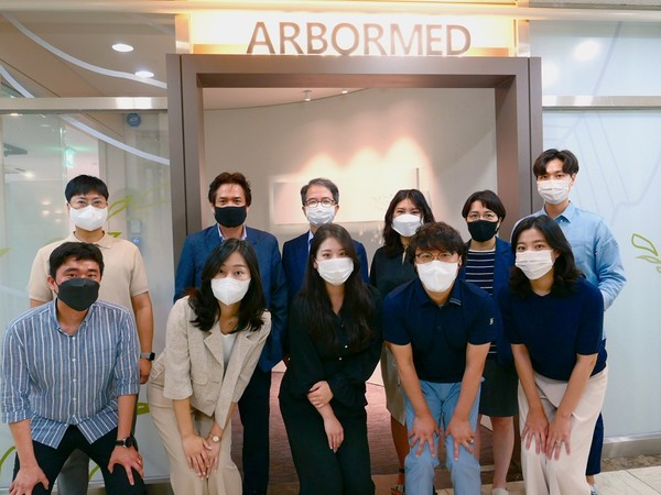 아보메드%20판교R&D%20센터%20개관%20기념%20사진%20|%20제공-아보메드%20%20희귀%20난치%20질환%20신약개발%20바이오벤처%20기업%20아보메드가%2013일%20성남시%20분당구%20판교%20지역에%20R&D%20센터를%20개관했다.%20%20아보메드는%20희귀%20난치성%20질환%20치료제를%20전문적으로%20개발하는%20글로벌%20신약개발%20회사로,%20제약업계에서%20다양한%20신약개발%20경험을%20가진%20전문가들을%20중심으로%20자체적인%20파이프라인을%20개발하고%20있다.%20%202023년%20임상%20진입을%20목표로%20윌슨병%20치료제를%20개발하고%20있으며%20이%20밖에도%20급성호흡부전증후군과%20유전성%20난청%20등의%20적응증을%20목표로%20치료제를%20개발하고%20있다.%20혁신성을%20높게%20인정받아%20시리즈%20A에서%20120억%20원의%20투자를%20유치했다.%20%20이번%20R&D%20센터%20개관을%20계기로%20자체%20난치성%20희귀질환%20신약%20파이프라인%20개발에%20박차를%20가할%20전망이다.%20구체적으로는%20종양%20치료를%20위한%20저분자%20치료%20물질%20발굴%20및%20타깃선정,%20기초%20효능%20실험%20등을%20기획,%20수행한다.%20이를%20통해%20기존에%20별다른%20치료법이%20없던%20희귀병의%20치료제를%20도출하고,%20더%20나아가%20비임상단계에서%20조기%20기술이전과%20글로벌%20제약사와의%20공동%20개발까지%20나아갈%20계획이다.%20%20아보메드%20임원빈%20공동대표는%20