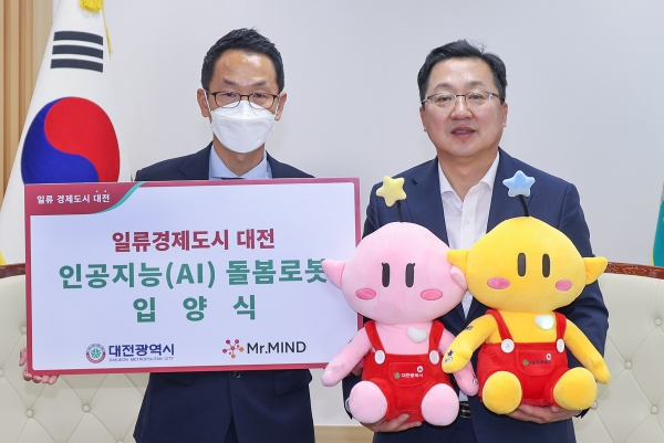 미스터마인드는%20대전시와%20대전시청에서%20지역사회통합돌봄%20대상%20어르신%20등을%20위한%20인공지능(AI)%20돌봄로봇%20‘꿈돌이’%20입양식을%20개최했다고%20전했다.