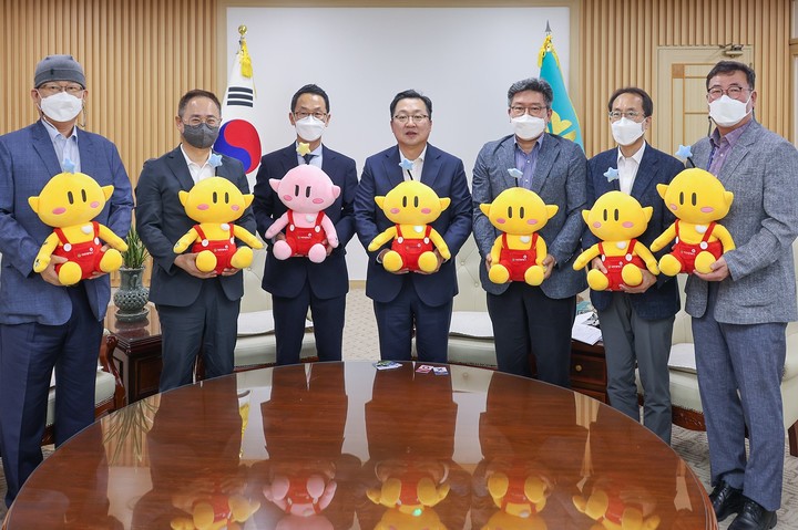 미스터마인드는%20대전시와%20대전시청에서%20지역사회통합돌봄%20대상%20어르신%20등을%20위한%20인공지능(AI)%20돌봄로봇%20‘꿈돌이’%20입양식을%20개최했다고%20전했다.