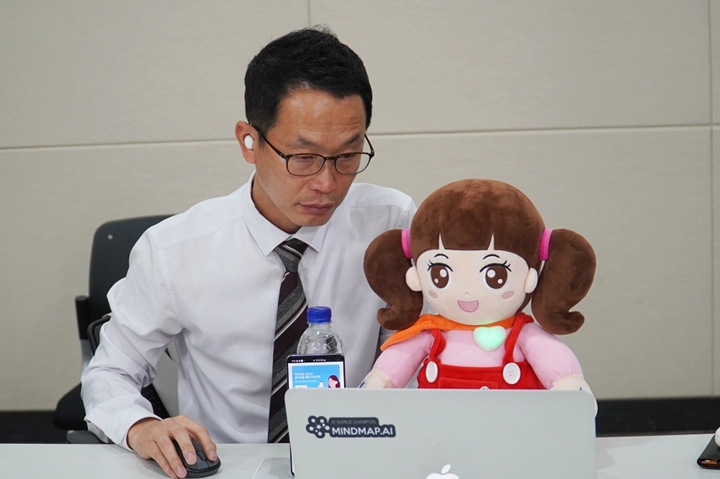 경기도가%20판교테크노밸리의%20가치와%20기업%20현황을%20전%20세계에%20알릴%20수%20있도록%20지난달%2027일%20화상회의를%20통해%20베트남의%20통신사%20‘베트남플러스(Vietnamplus)’의%20Hoang%20Long%20Vo%20편집장과%20‘온라인%20밋업(Online%20Meet%20Up)’을%20진행했다.%20미스터마인드㈜(대표%20김동원)는%20지난달%2027일에%20진행한%20‘2022%20Pangyo%20Monthly%20Online%20Meet%20Up(이하%20온라인%20밋업)’에%20참가했다.