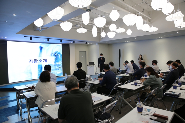 ‘물’과%20‘에너지’를%20정확하게%20계측·분석·예측하는%20솔루션을%20제공하는%20스타트업%20㈜에스엠티가%20경기도경제과학진흥원과%20한국지역난방공사에서%20지원하는%20‘그린벤처%20스타트업%20육성사업’에%20최종%20선정됐다.