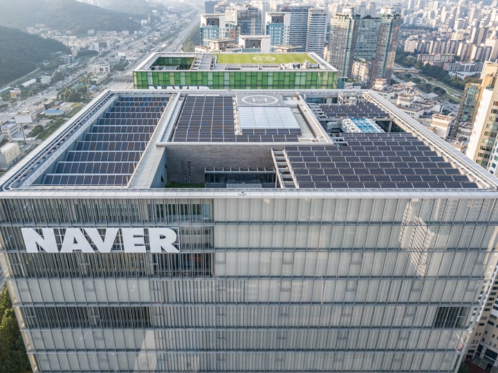 네이버㈜가%20국내%20인터넷%20플랫폼%20기업%20가운데%20최초로,%20탄소%20중립%20달성을%20위한%20글로벌%20친환경%20이니셔티브%20‘RE100’%20가입을%20완료했다고%20전했다.