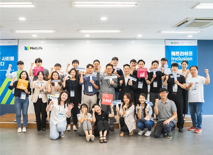 얼리페이가%20사회혁신기업을%20모집하는%20‘메트라이프%20인클루전%20플러스(Inclusion%20Plus)%205.0’%20프로그램에%20선발되었다고%20전했다.%20얼리페이는%20오프라인%20매장에서%20발생한%20매출과%20배달앱을%20통해%20발생한%20모든%20매출을%20익일%20정산해주는%20선(先)정산%20서비스를%20제공하는%20핀테크%20스타트업이다.