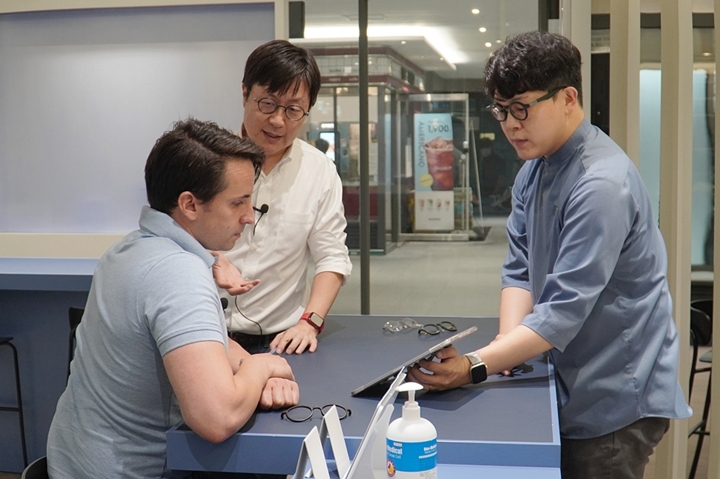 3D%20커스텀%20안경%20브랜드%20브리즘(대표%20성우석,%20박형진)은%20글로벌%20IT·BT·CT·NT%20중심의%20글로벌%20융복합%20R&D%20허브%20클러스터%20판교테크노밸리의%20유튜브%20채널을%20통해%20브리즘%20판교점에서%203D%20커스텀%20안경과%20브리즘%20앱을%20소개했다.