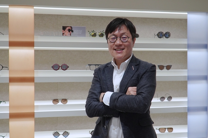 3D%20커스텀%20안경%20브랜드%20브리즘(대표%20성우석,%20박형진)은%20글로벌%20IT·BT·CT·NT%20중심의%20글로벌%20융복합%20R&D%20허브%20클러스터%20판교테크노밸리의%20유튜브%20채널을%20통해%20브리즘%20판교점에서%203D%20커스텀%20안경과%20브리즘%20앱을%20소개했다.