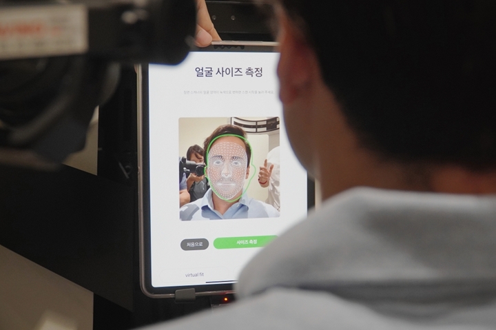 3D%20커스텀%20안경%20브랜드%20브리즘(대표%20성우석,%20박형진)은%20글로벌%20IT·BT·CT·NT%20중심의%20글로벌%20융복합%20R&D%20허브%20클러스터%20판교테크노밸리의%20유튜브%20채널을%20통해%20브리즘%20판교점에서%203D%20커스텀%20안경과%20브리즘%20앱을%20소개했다.