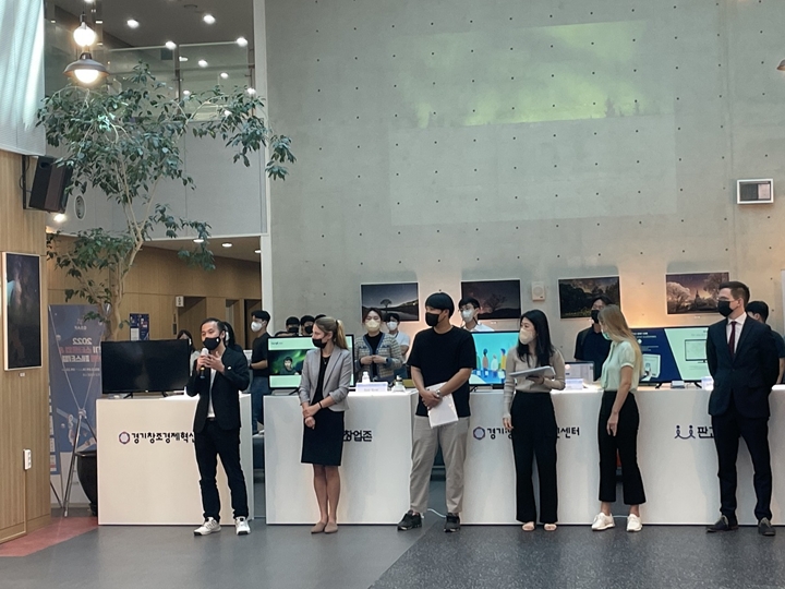 판교%20창업존%20운영기관%20경기창조경제혁신센터(이하%20경기혁신센터)가%20지난%2022일%20창업존에서%20열린%20‘제7회%20스타트업%20815’를%20성공적으로%20개최했다고%20밝혔다.