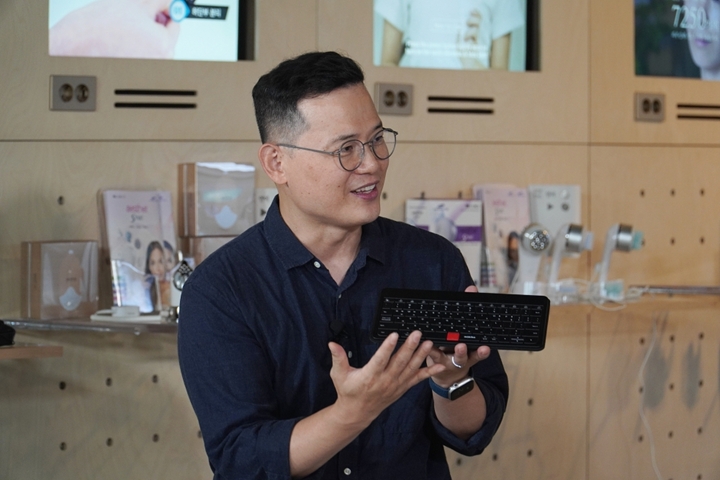 터치패드%20융합%20키보드%20개발%20기업%20모키보(대표%20조은형)는%20글로벌%20IT·BT·CT·NT%20중심의%20글로벌%20융복합%20R&D%20허브%20클러스터%20판교테크노밸리의%20유튜브%20채널을%20통해%20'퓨전%20키보드'를%20소개했다.