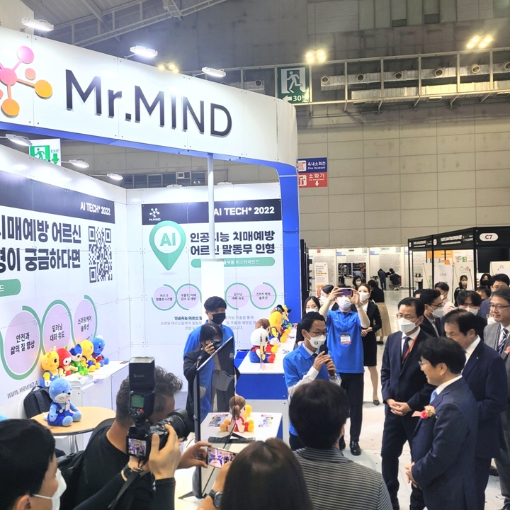 인공지능%20스타트업%20미스터마인드는%209월%2028일부터%2030일까지%20광주%20김대중컨벤션센터에서%20개최되는%20국내%20최대%20규모%20인공지능(AI)%20산업전시회%20'AI%20TECH+'에%20참가,%20인공지능(AI)%20돌봄로봇%20체험부스를%20운영한다고%20밝혔다.