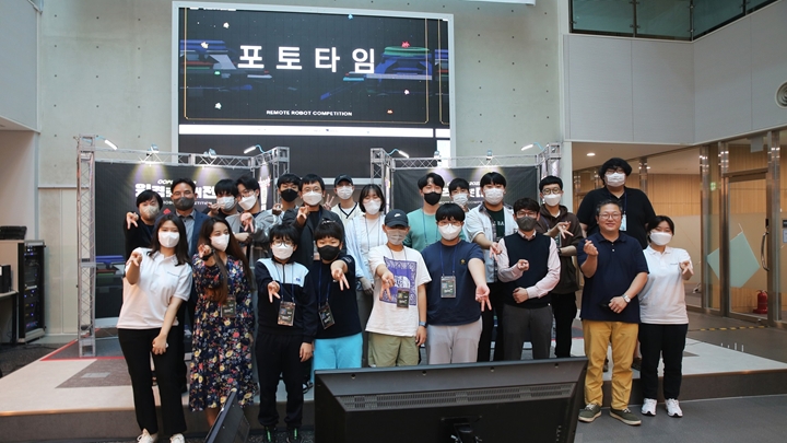 ㈜팀그릿은%20㈜온피아,%20㈜이머시브캐스트,%20경기창조경제혁신센터(이하%20‘경기혁신센터’)와%20함께%20지난달%2030일%20개최한%20‘원격로봇대전%20CoPlay%202022’를%20성공적으로%20마무리했다고%20밝혔다.%20‘원격로봇대전%20CoPlay%202022’는%205G%20통신망%20기반의%20초저지연%20기술을%20이용해%20멀리%20떨어진%20곳에서도%20로봇,%20자율주행차%20등을%20실시간으로%20제어하고,%20이와%20같은%20기술을%20이용해%20멀리%20떨어진%20친구끼리%20함께%20로봇을%20조종해서%20놀면서%20즐긴다는%20콘셉트로%20진행되는%20원격%20로봇경진대회다.