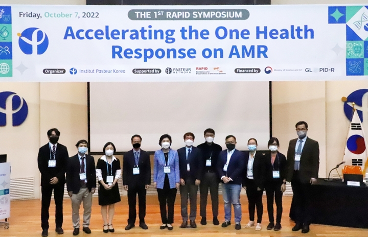한국파스퇴르연구소(소장%20지영미)가%20‘항생제%20내성%20원헬스%20대응%20전략’을%20주제로%20국제%20심포지엄을%20온·오프라인으로%20개최했다.%20이번%20심포지엄은%20아·태지역을%20중심으로%20인간,%20환경,%20동물,%20식품을%20아우르는%20원헬스%20접근법을%20통해%20항생제%20내성에%20효과적이고%20신속하게%20대응하는%20글로벌%20전략을%20모색하는%20데%20중점을%20뒀다.