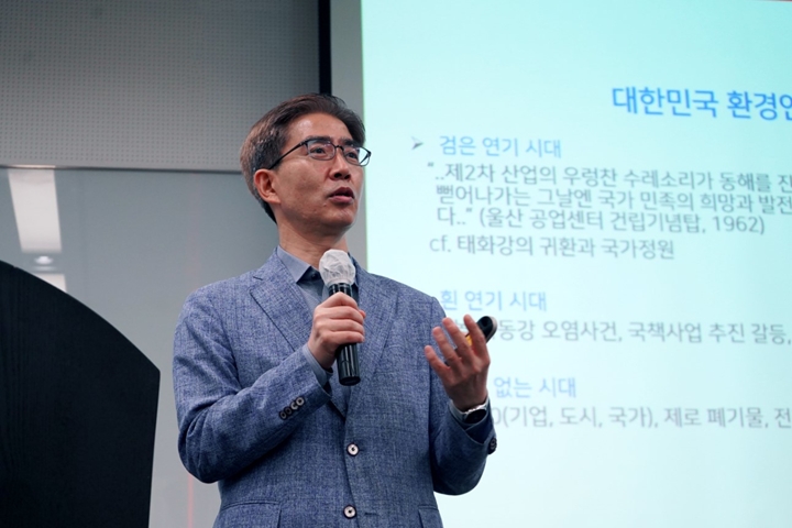 안랩이%20지난%206일(목)%20서울대학교%20환경대학원%20홍종호%20교수를%20초청해%20‘기후위기’를%20주제로%20임직원%20대상%20환경%20특강을%20진행했다고%20밝혔다.