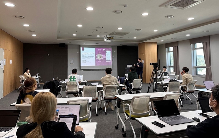 판교%20창업존%20운영기관%20경기창조경제혁신센터(이하%20경기혁신센터)가%20지난%2013일%20‘제10회%20스타트업%20815%20NEXT’를%20성공적으로%20마무리했다고%20밝혔다.