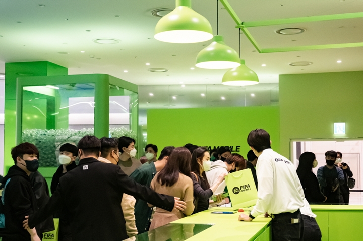 넥슨은%20지난%2015일(토)%20여의도%20‘더%20현대%20서울’%201층에서%20오픈한%20‘오프사이드(Offside)’가%20첫%20주말%20동안%202천여%20명%20가까운%20관람객이%20현장을%20찾으며%20큰%20인기를%20얻고%20있다고%20전했다.%20‘오프사이드(Offside)’는%20Electronic%20Arts%20Korea가%20개발하고%20넥슨이%20서비스하는%20'EA%20SPORTS™%20FIFA%20온라인%204’(이하%20FIFA%20온라인%204),%20‘FIFA%20모바일’의%20브랜드%20체험관이다.