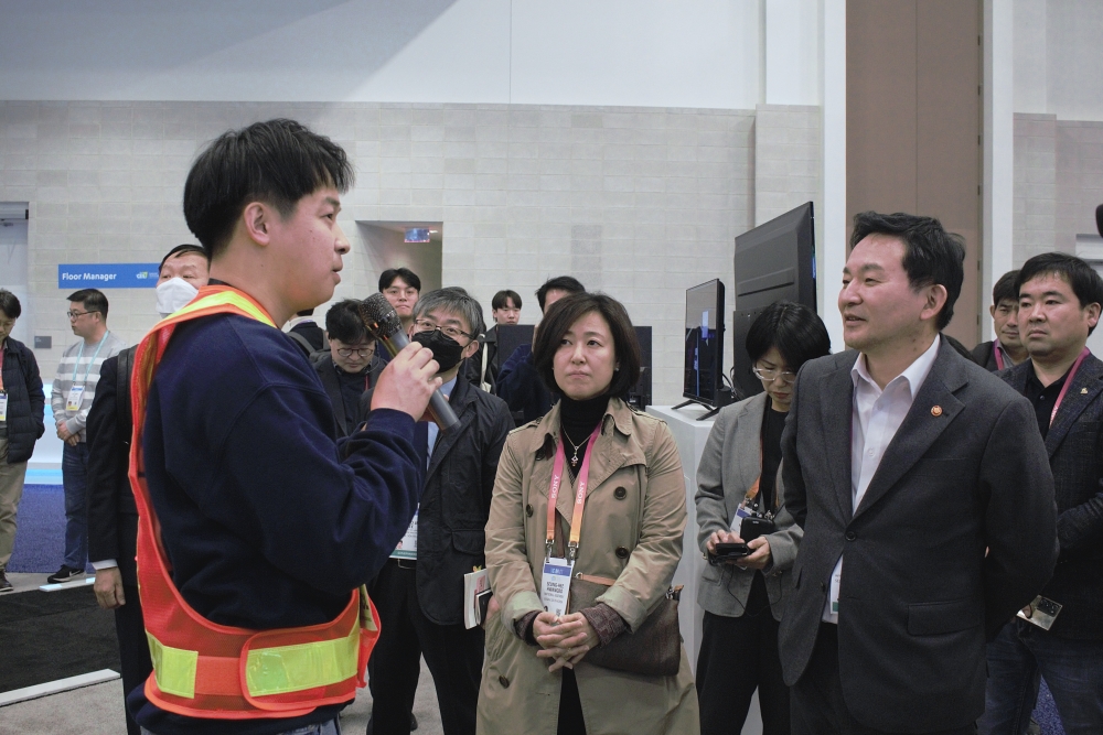 원희룡 국토부장관이 뷰런테크놀로지 부스에 방문해 자율주행 기술에 대해 경청하고 있다. | 제공-뷰런테크놀로지